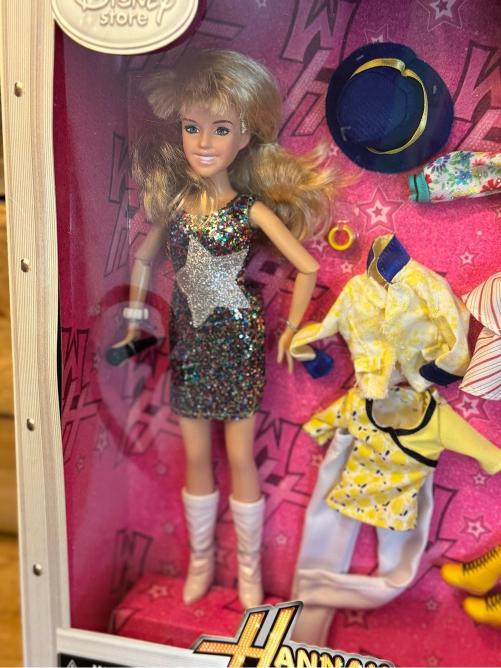 Hannah Montana Wardrobe Doll with 4 Iconic Hannah Montana: The Movie Outfits - Picture 4 of 8